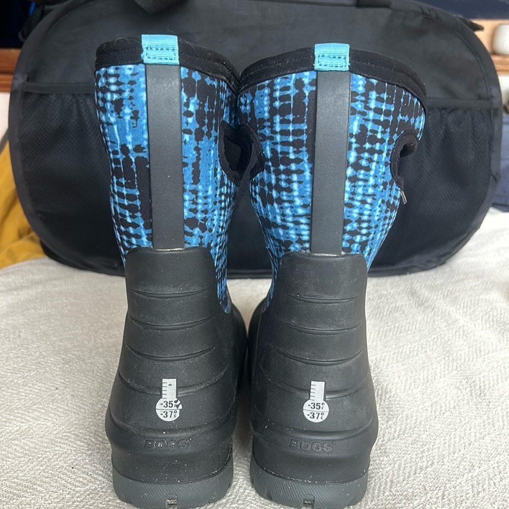 -35 Bogs boots size 5